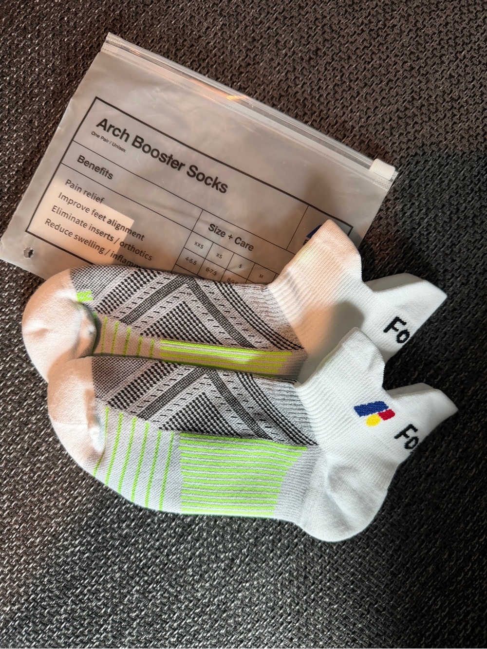 Forme Arch Booster Men's Athletic No-Show Socks in White & Neon Green
